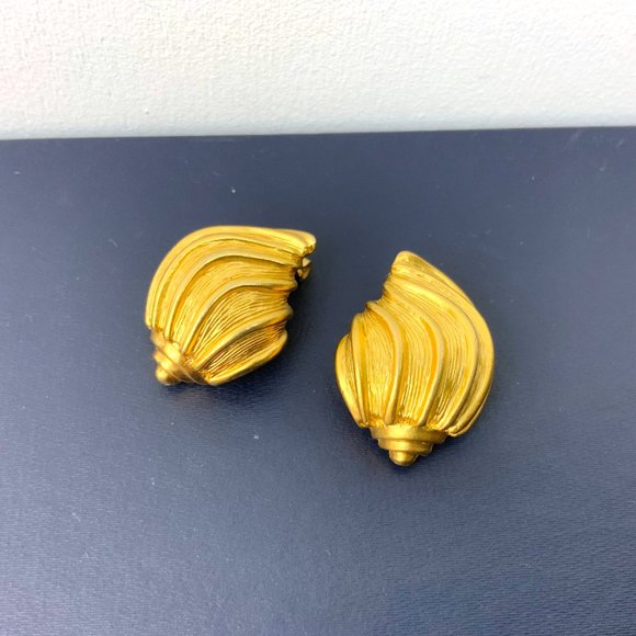 Vintage Liz Claiborne Brushed Gold Shells Clip On Earrings - Picture 5 of 16